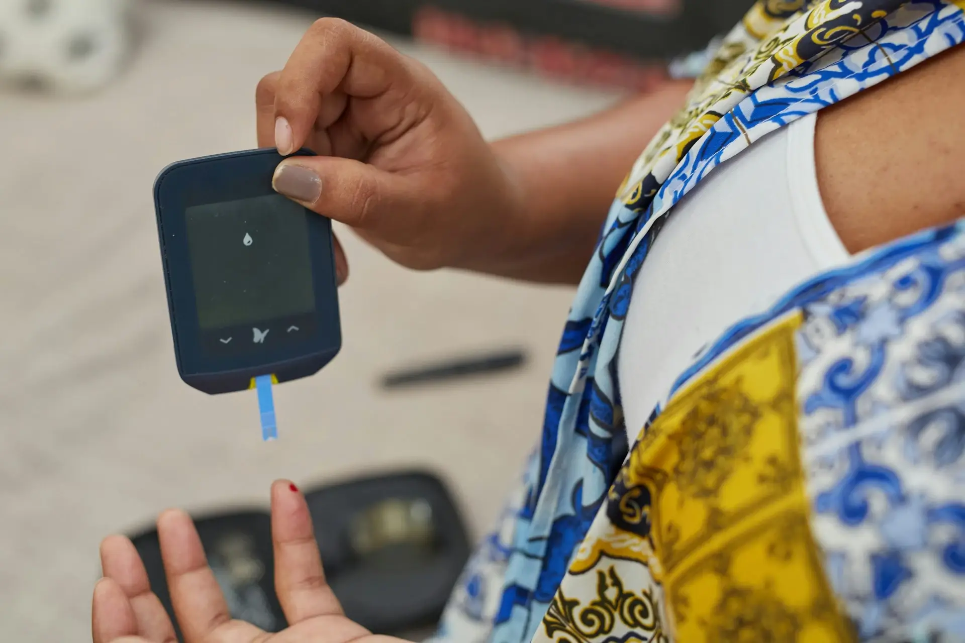 Czym różni się pomiar HbA1c od codziennej kontroli poziomu cukru we krwi?